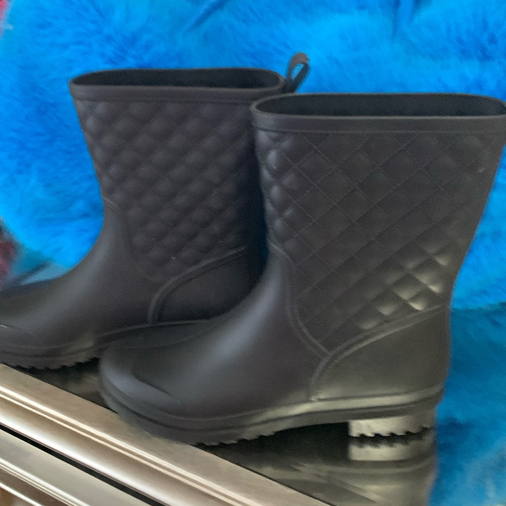 rubber, blackboots for the snowy day and dancing in the rain never been used